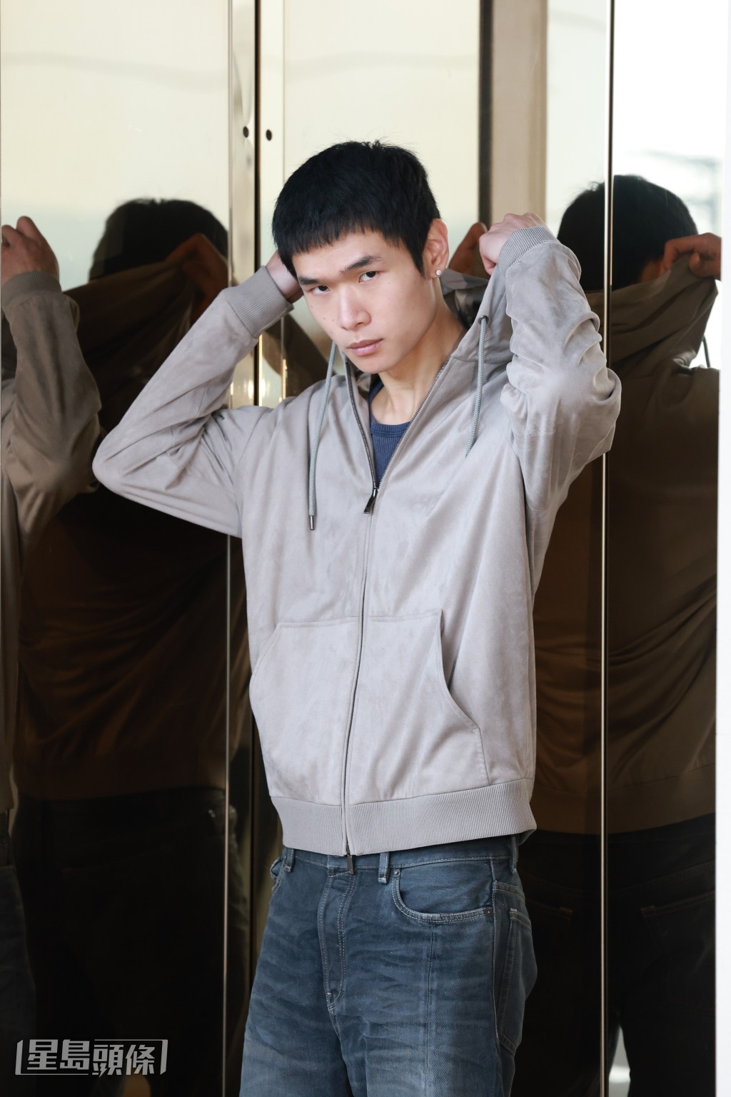 修讀室內設計的Dave在母親鼓勵下,踏入了模特行業。