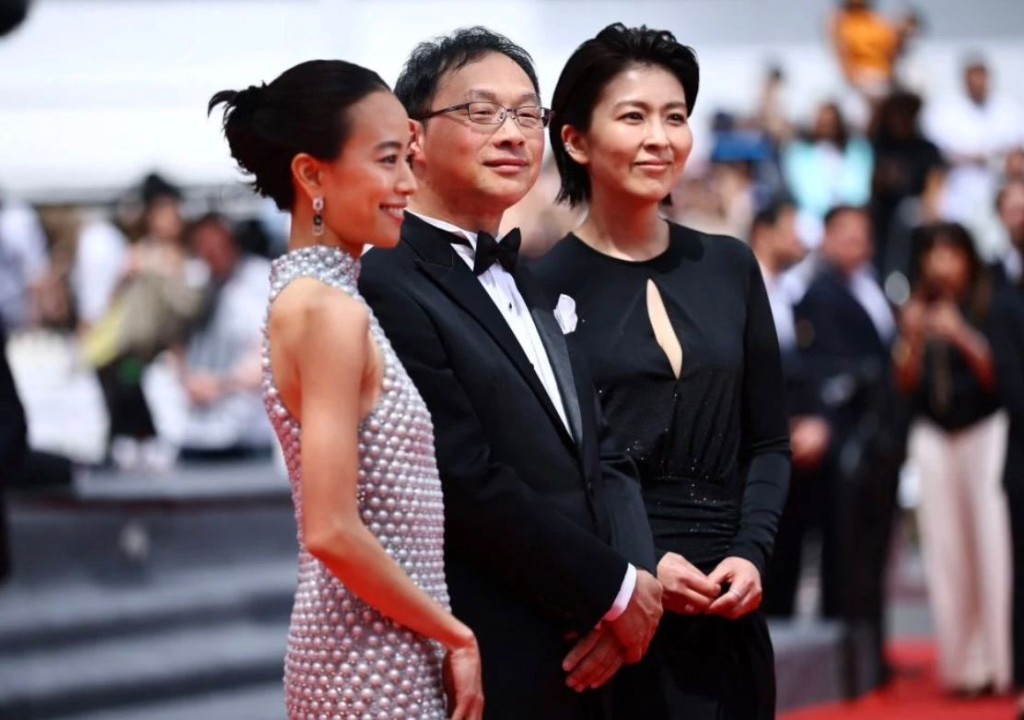 憑新作《凪日記》角逐影后的松隆子(右),昨日亮相康城首映。