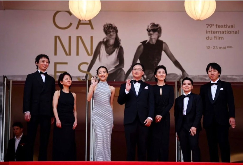 《凪日記》團隊包括石橋靜河(左三)、導演深田晃司(中)及松隆子等在康城為影片造勢,作品獲美國媒體及影展官方場刊高度評價。