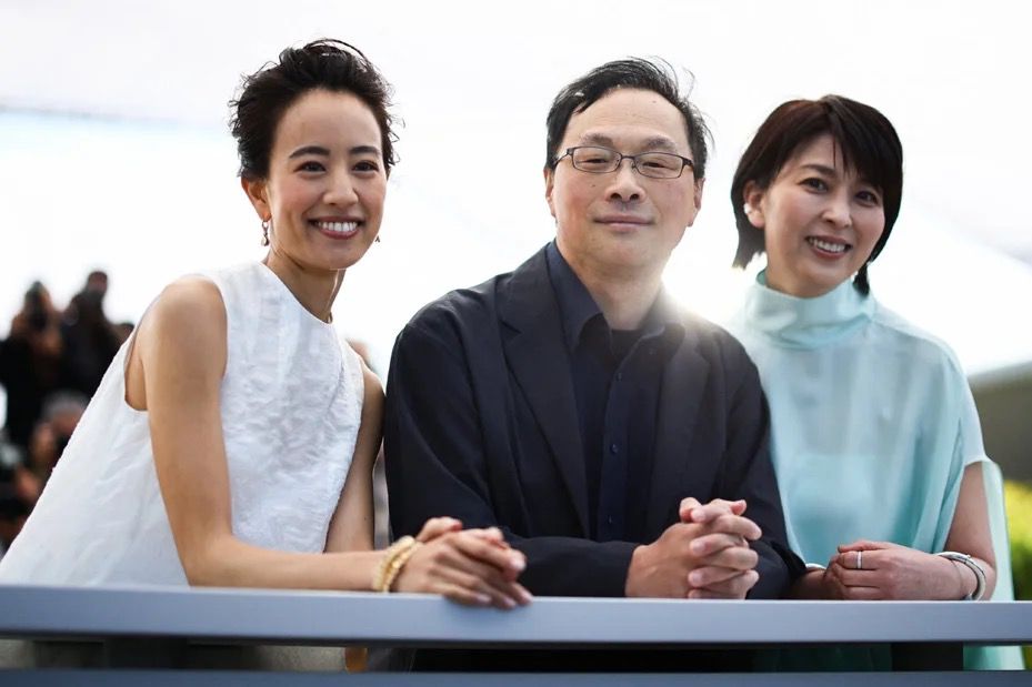 (左起)石橋靜河、深田晃司及松隆子昨日再次出席記者會。片中兩人曾哼唱歌曲《天黑黑》。