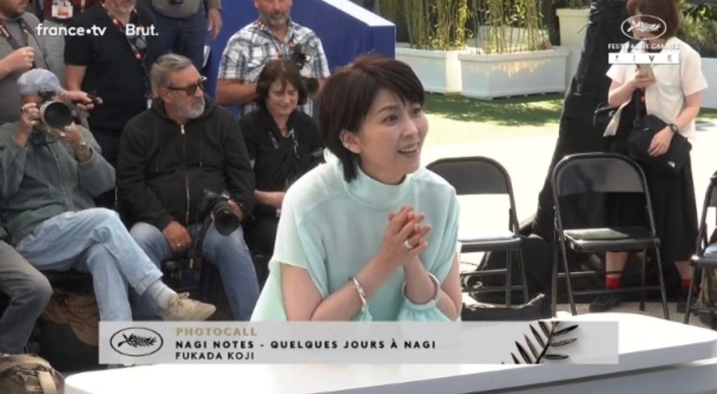 松隆子在記者會上換上一襲薄荷綠色晚裝亮相。