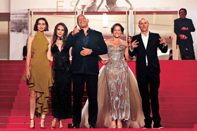 雲迪素（中）聯同米雪（右二）、Meadow 及佐丹娜（左一、二）出席《狂野時速》25周年特別放映。 路透社