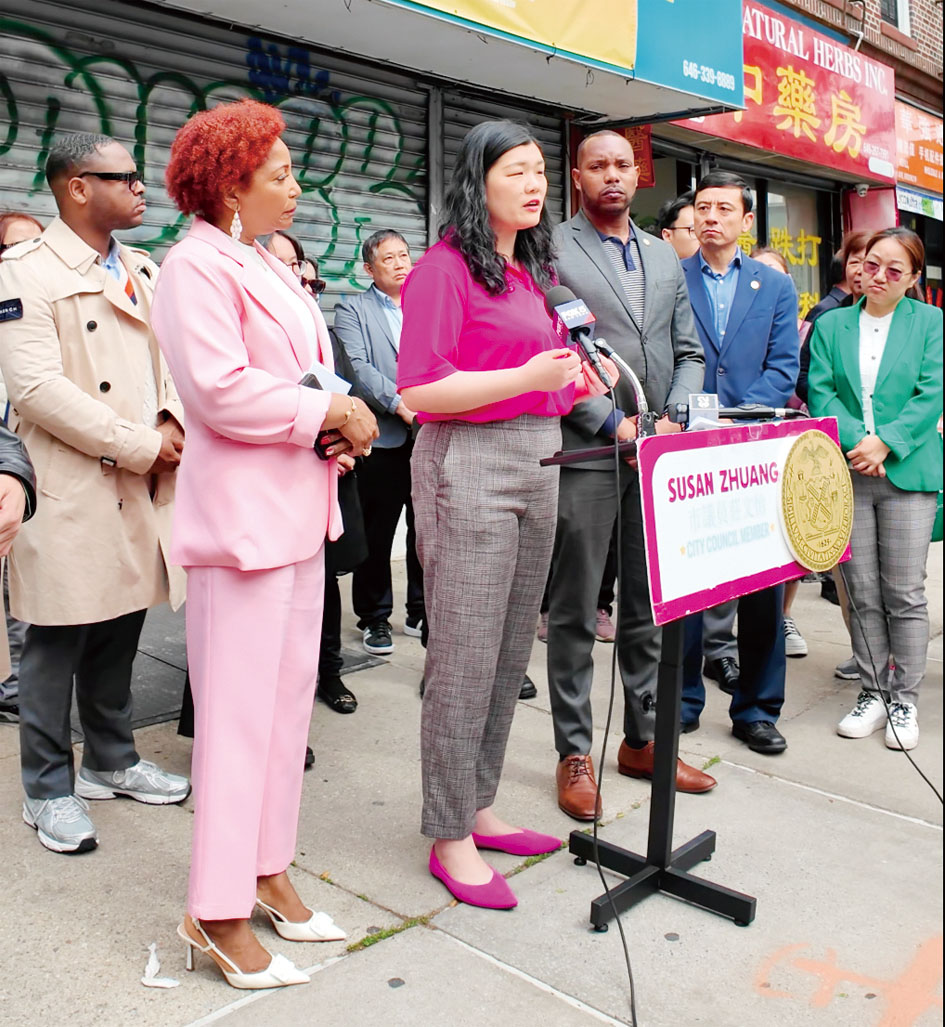 莊文怡(發言者)等民選官員攜當地華社代表近期呼籲推遲實施捲簾門強制令。 莊文怡辦公室提供