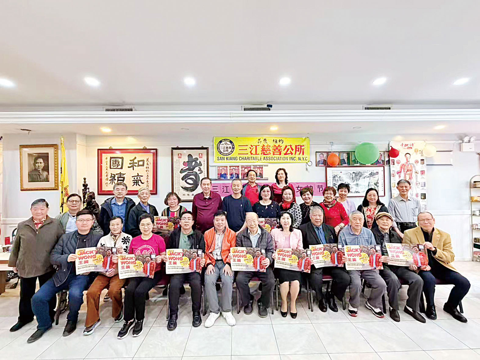 王鏑與三江公所成員合照。