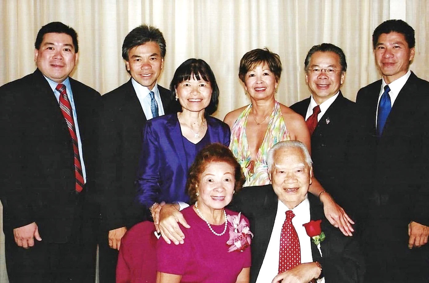 黃子安的父母(前排)是九龍餐廳創始人。
