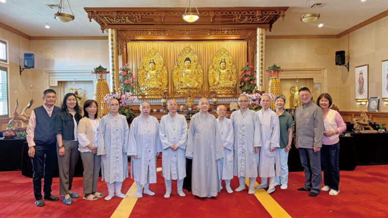 修平法師 (中) 媒體發佈會與嘉賓等大合照。記者陸新攝