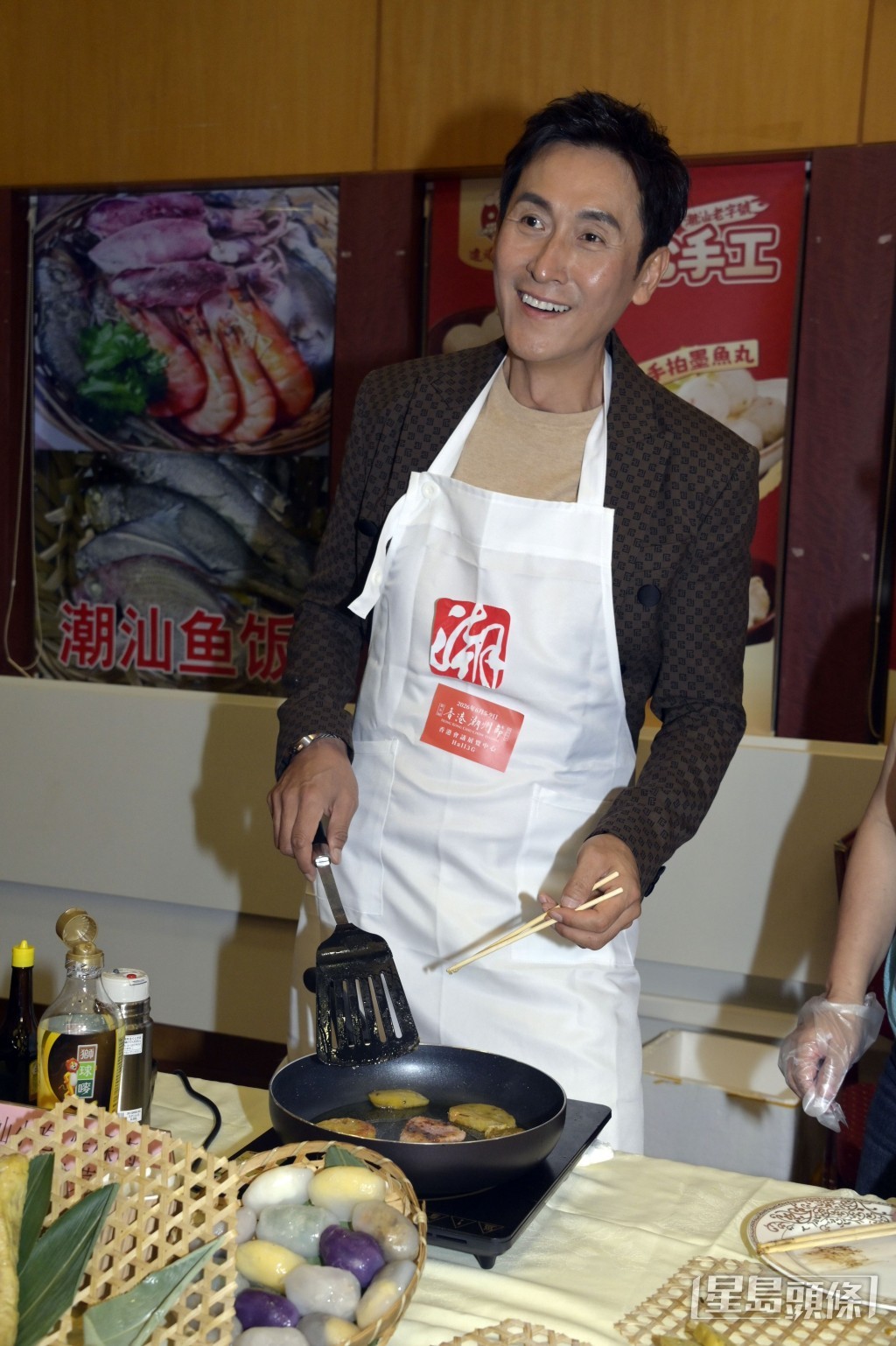 馬德鐘在活動上即場煎製潮州特色小食。