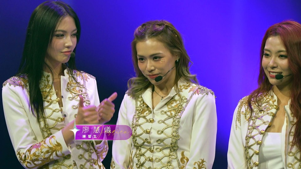廖慧儀 Jessica(中)在團隊中表演。