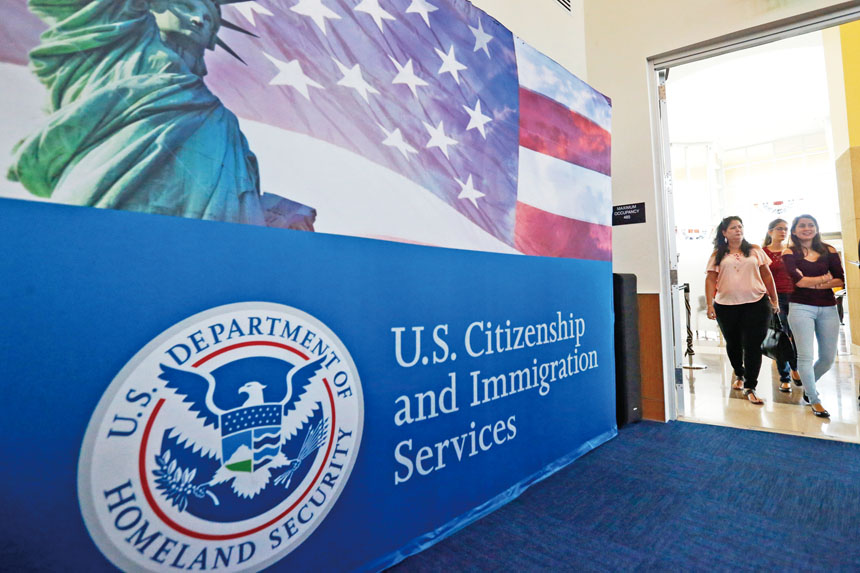 公民及移民服務局(USCIS)轄下新專責單位正重新審查部分綠卡持有人個案。美聯社資料圖片