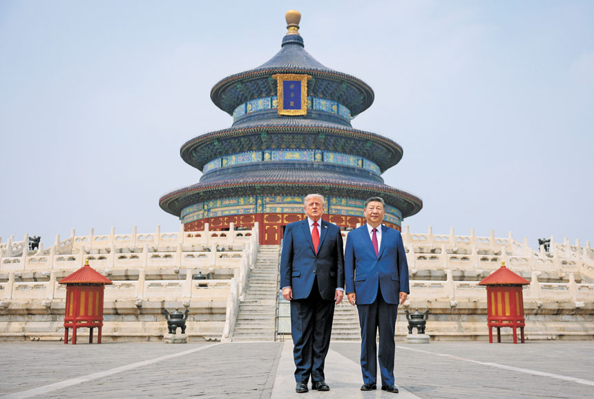 習近平與特朗普14日在北京參觀天壇時並肩而立。路透社