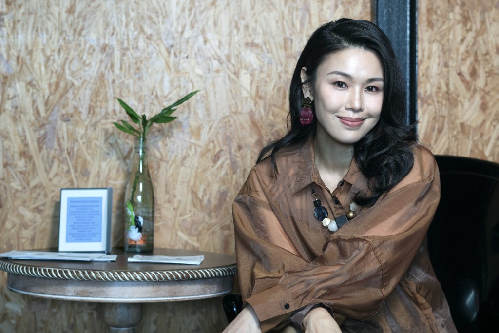 何嘉莉在劇中飾演朱栢謙的其中一位太太。