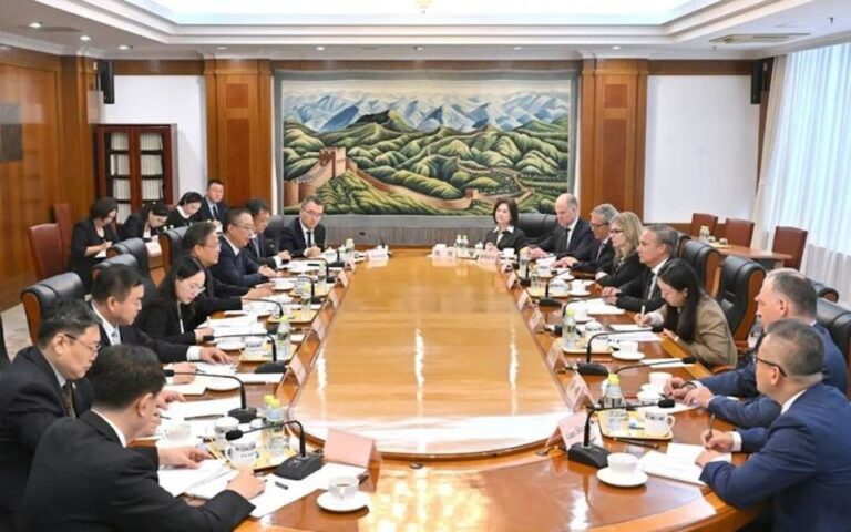 特朗普啟程回美同時 國家發改委鄭柵潔會見波音CEO