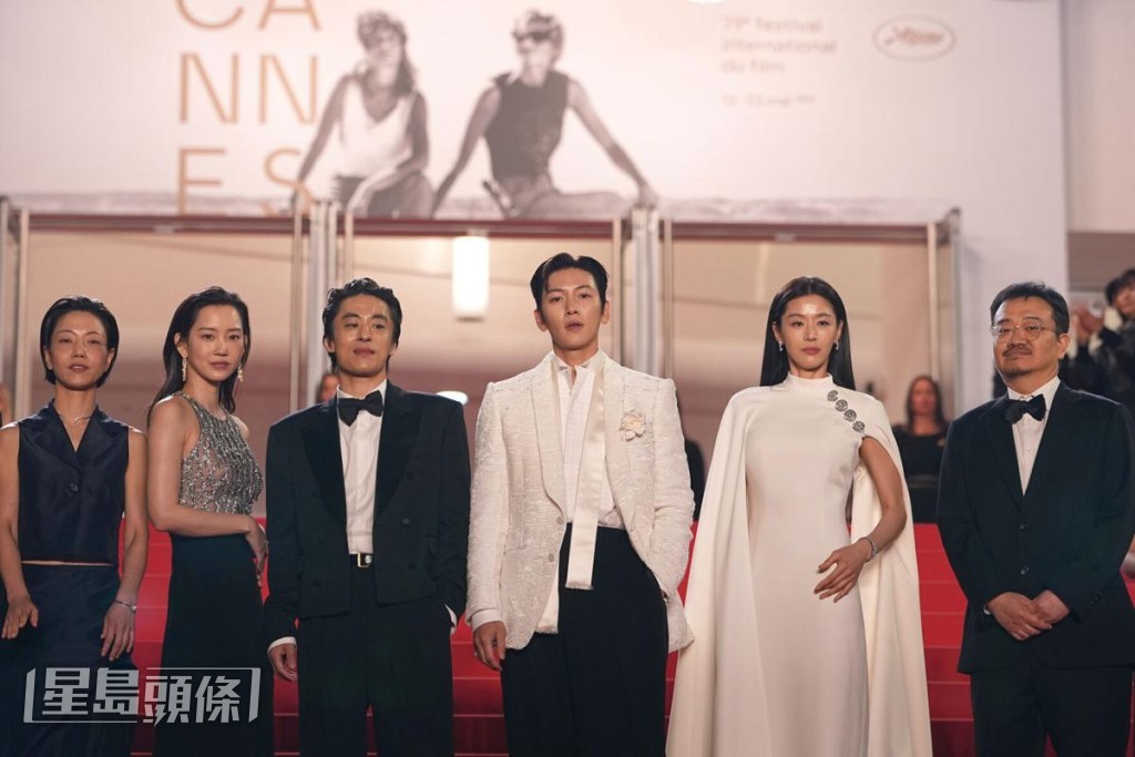 《屍殺禁區》於康城影展舉行午夜首映,女主角全智賢以一襲白色晚裝優雅亮相。