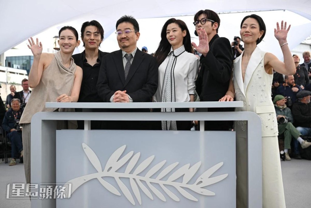 導演延尚昊(左三)在記者會上表示,拍攝《屍殺禁區》旨在反映當代世界的恐懼。