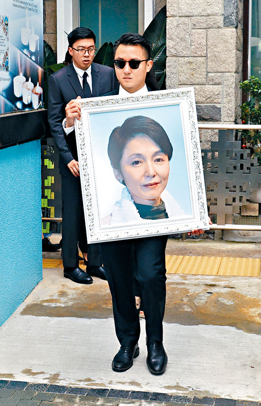 ■兒子林世晞捧谷薇麗遺照現身。