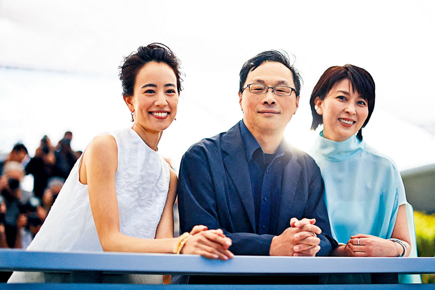 ■（左起）石橋靜河、深田晃司及松隆子出席《日記》記者會。片中石橋靜河和松隆子在片中哼唱《天黑黑》。