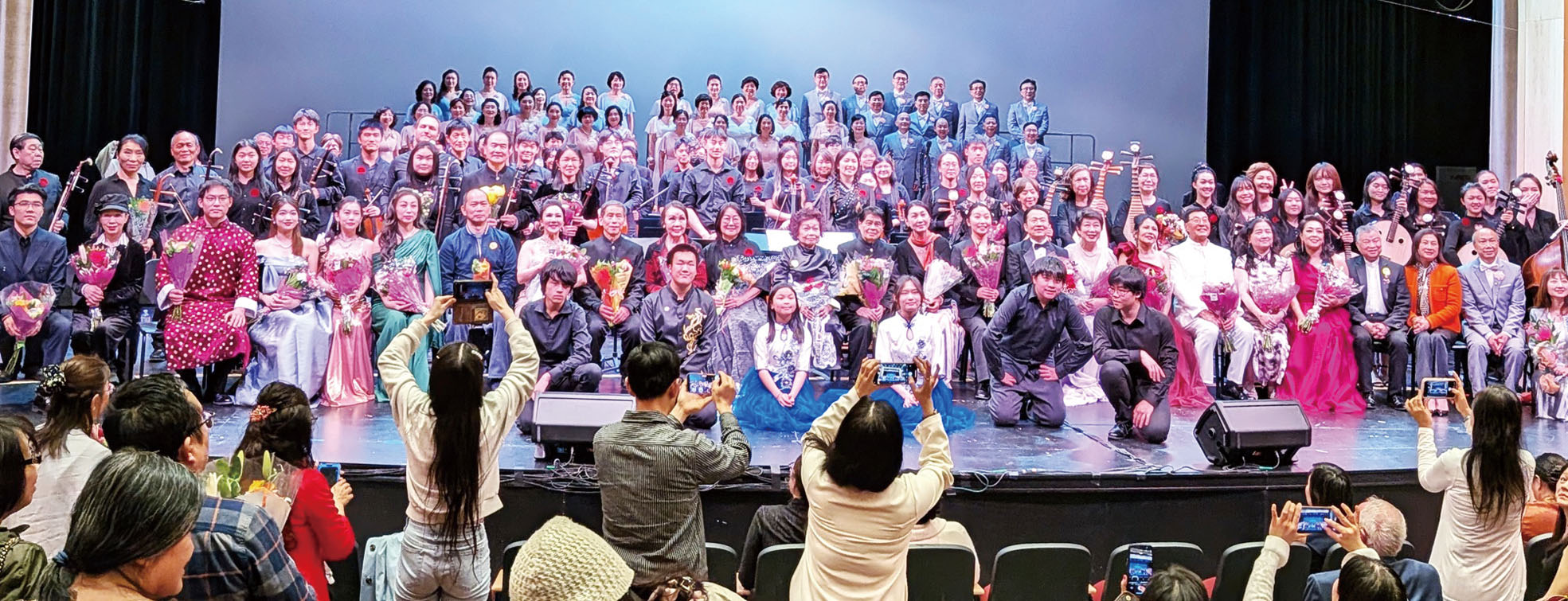 演職人員及嘉賓謝幕。李強攝