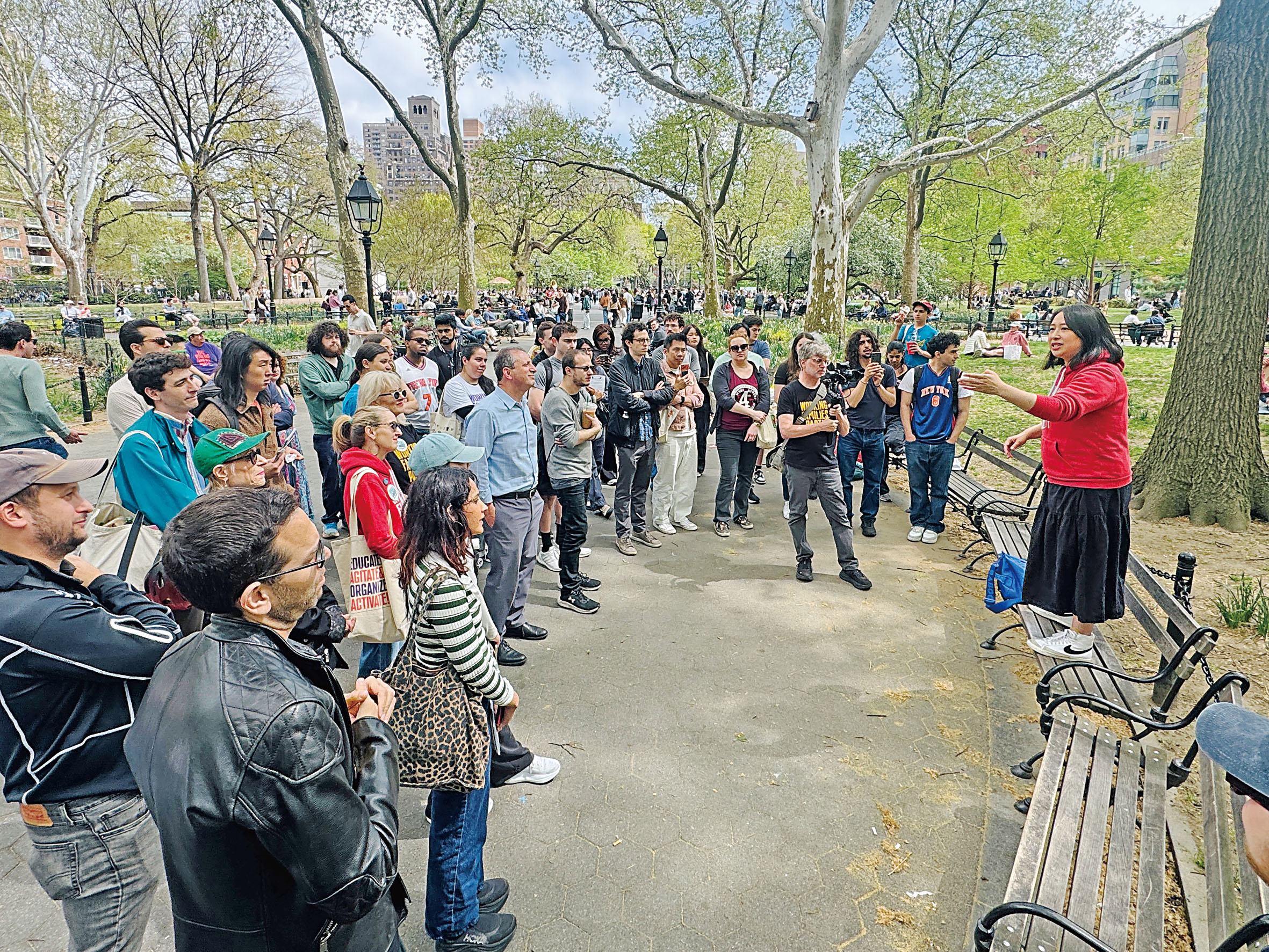 牛毓琳在公園向選民述說政綱。