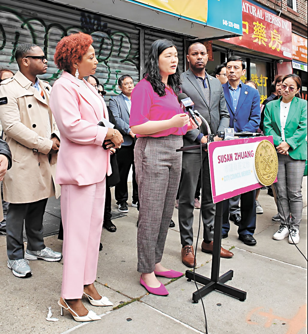 莊文怡(發言者)等民選官員攜當地華社代表近期呼籲推遲實施捲簾門強制令。莊文怡辦公室提供