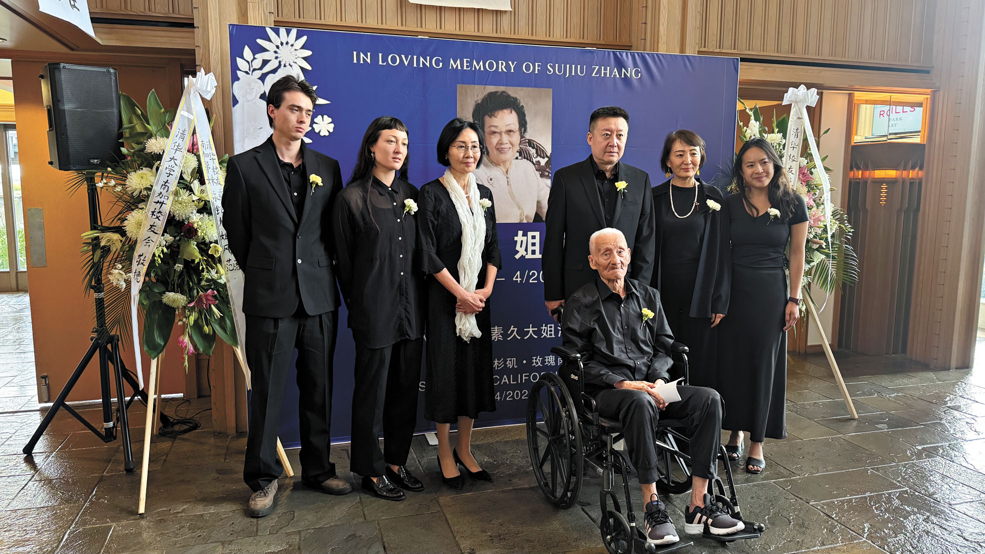 張素久家屬合影。記者陸新攝 ,c2 總領事郭少春致悼詞。記者陸新攝