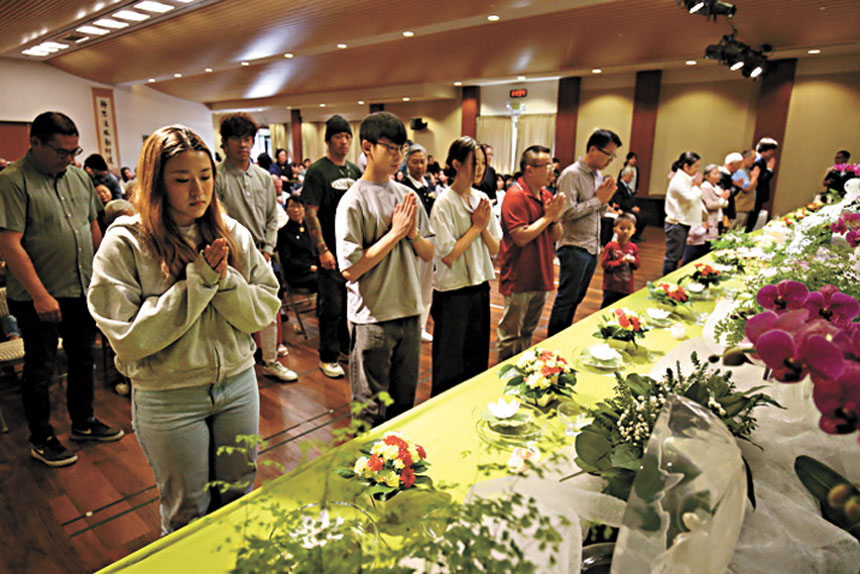民眾祈願家人與天下蒼生平安吉祥。慈濟北加州分會