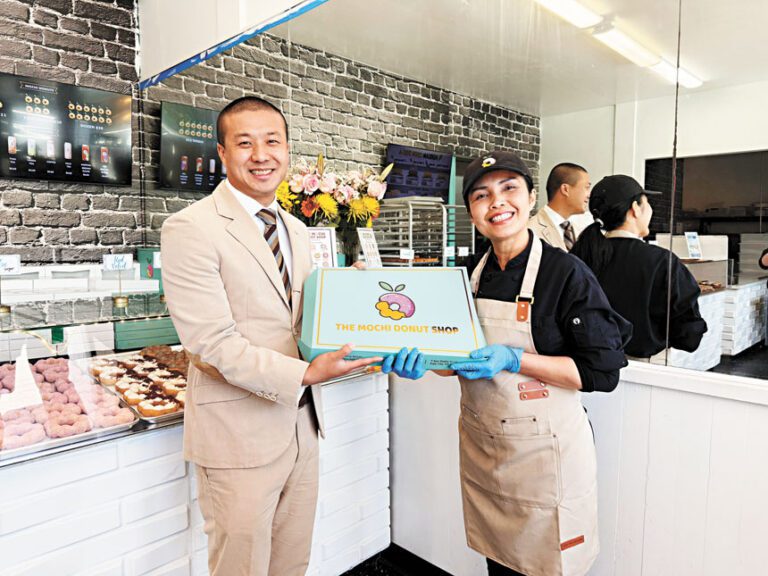 王兆倫與The Mochi Donut Shop店主Jet Situ呼籲廢除禁止公開攜帶糕點的過時法規。本報記者蘇婕雅攝