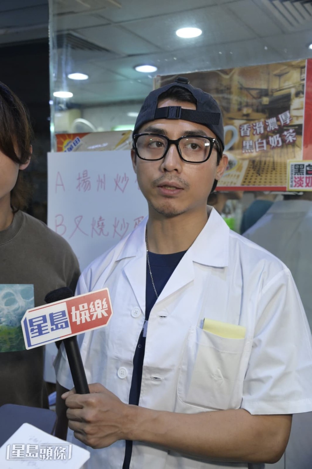 江𤒹生以素顏留鬚造型現身,神還原其在戲中的角色「暉仔」。