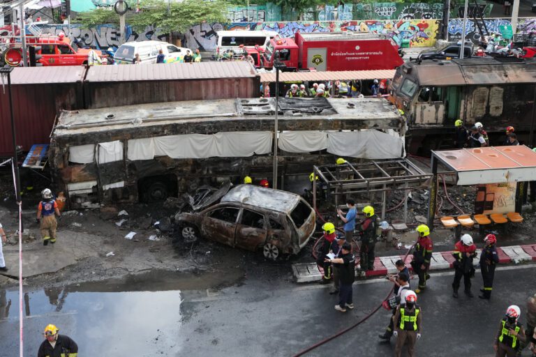 泰國曼谷火車撞巴士釀8死35傷