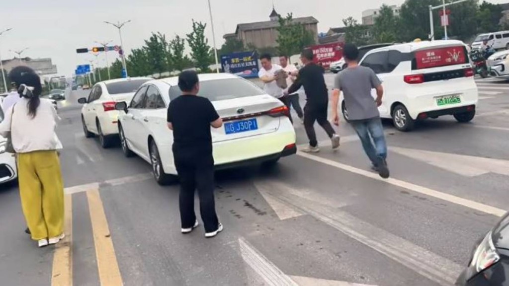 江蘇司機駕車途中昏迷追尾 前車女司機果斷停車阻險救人