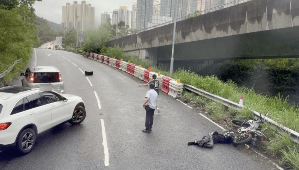 將軍澳隧道公路發生私家車與電單車碰撞意外 鐵騎士受傷送院