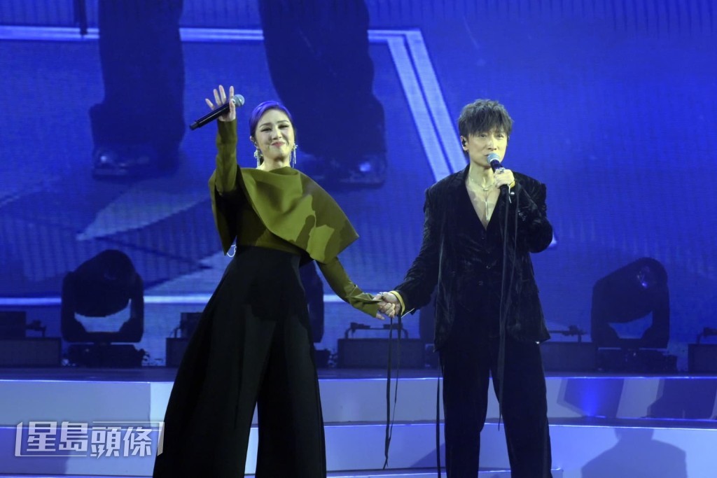 兩人一同合唱經典歌曲《好心好報》。