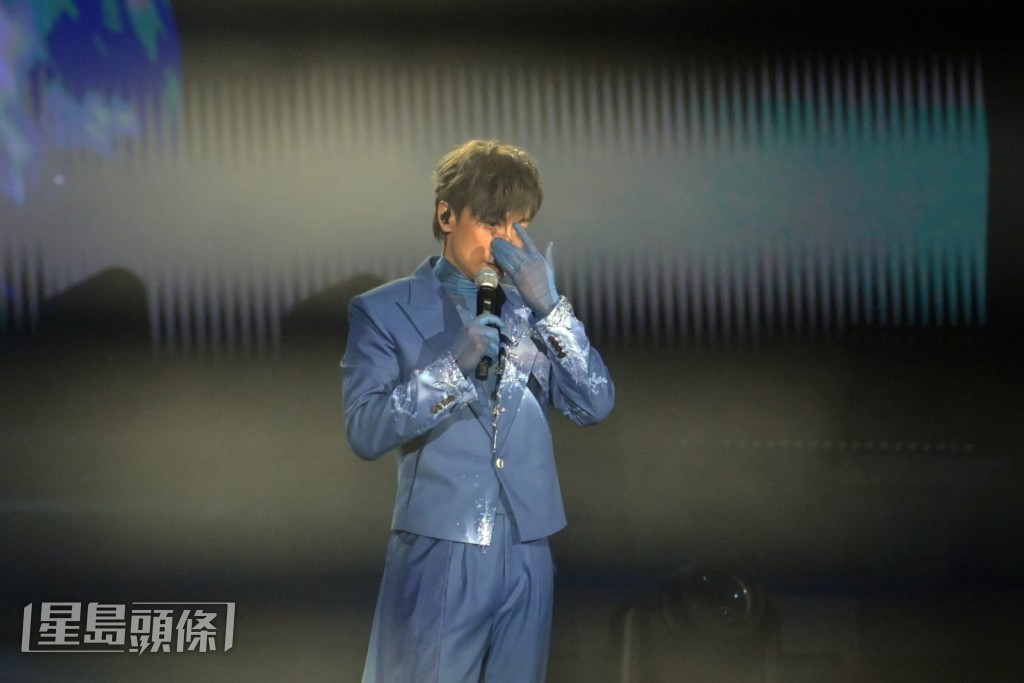 他提到剛才演唱《先苦後甜》時也曾落淚，因為一想到父母就深感感動。