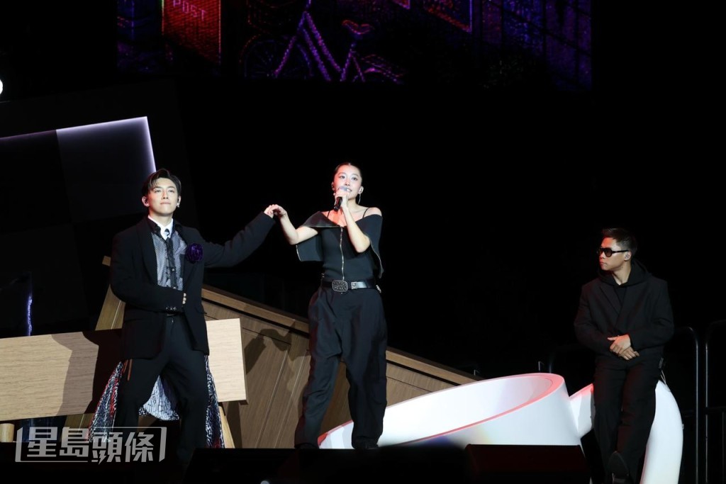 Constance演唱《難得有情人》時，MC與Gareth.T在旁伴舞。