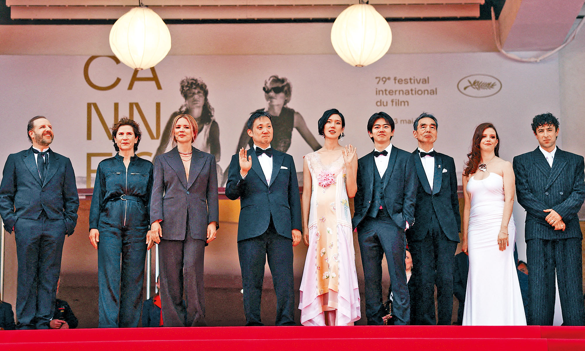 濱口龍介(左四)的首部法語片《All of A Sudden》前日亦在康城首映。