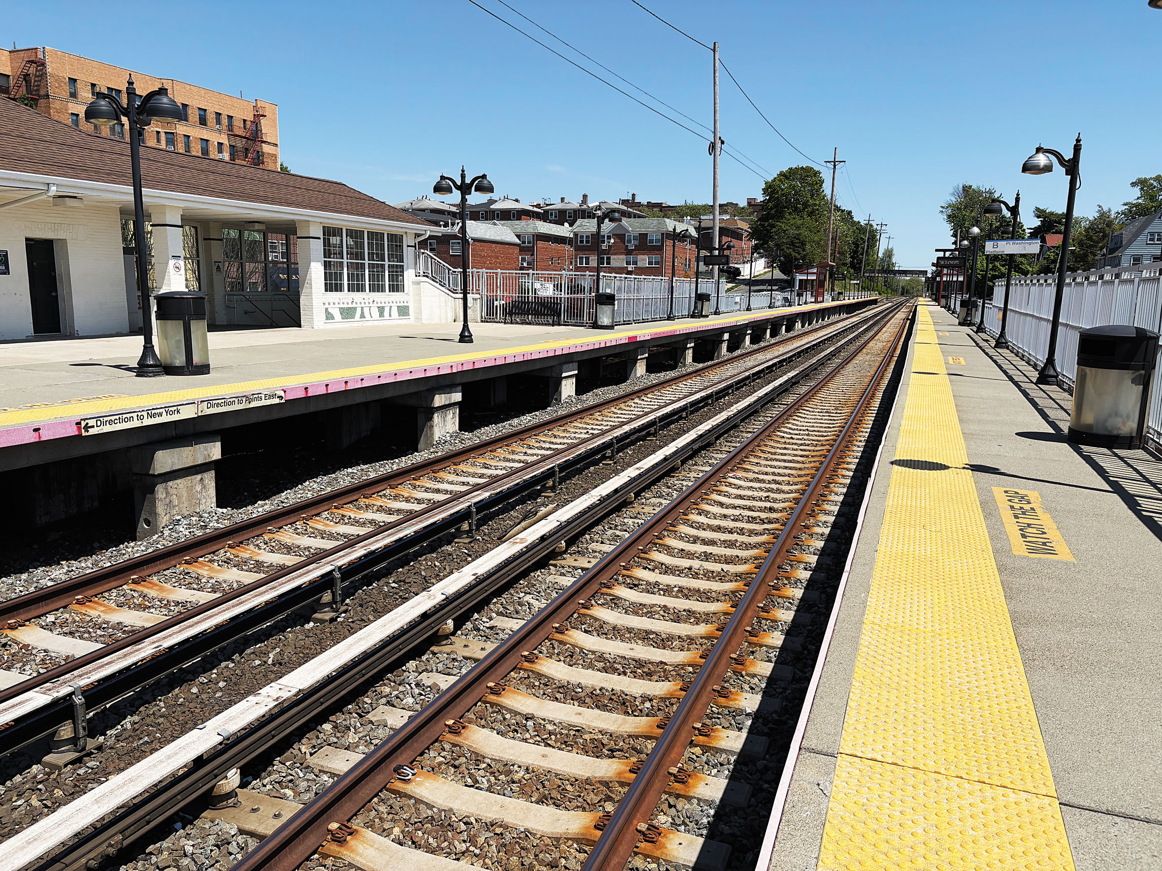 長島鐵路勞資談判破裂，工會罷工，繁忙車站之一的法拉盛/百老匯車站，車站開放但空無一人。