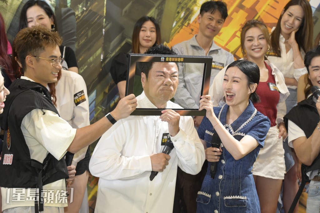 祥哥參與遊戲,要把臉壓在膠片上。