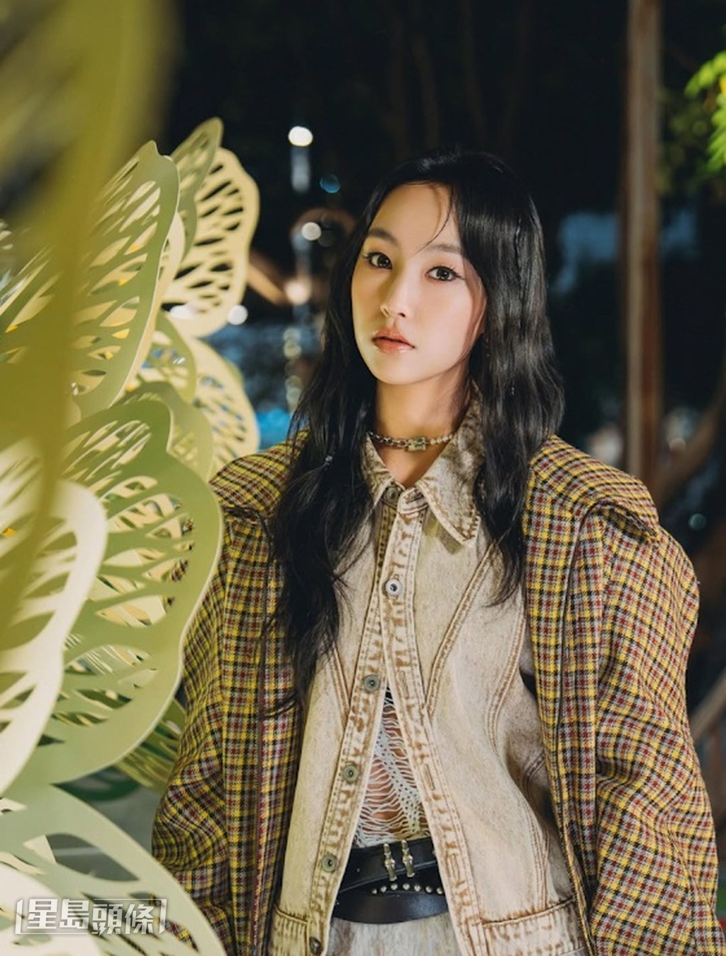 炎明熹於年初加盟Sony Music,成為蕭敬騰的師妹。