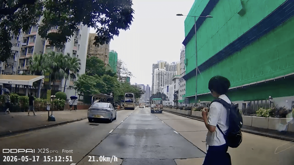 長沙灣巴士迷拍攝活動 少年橫越馬路遭私家車撞倒