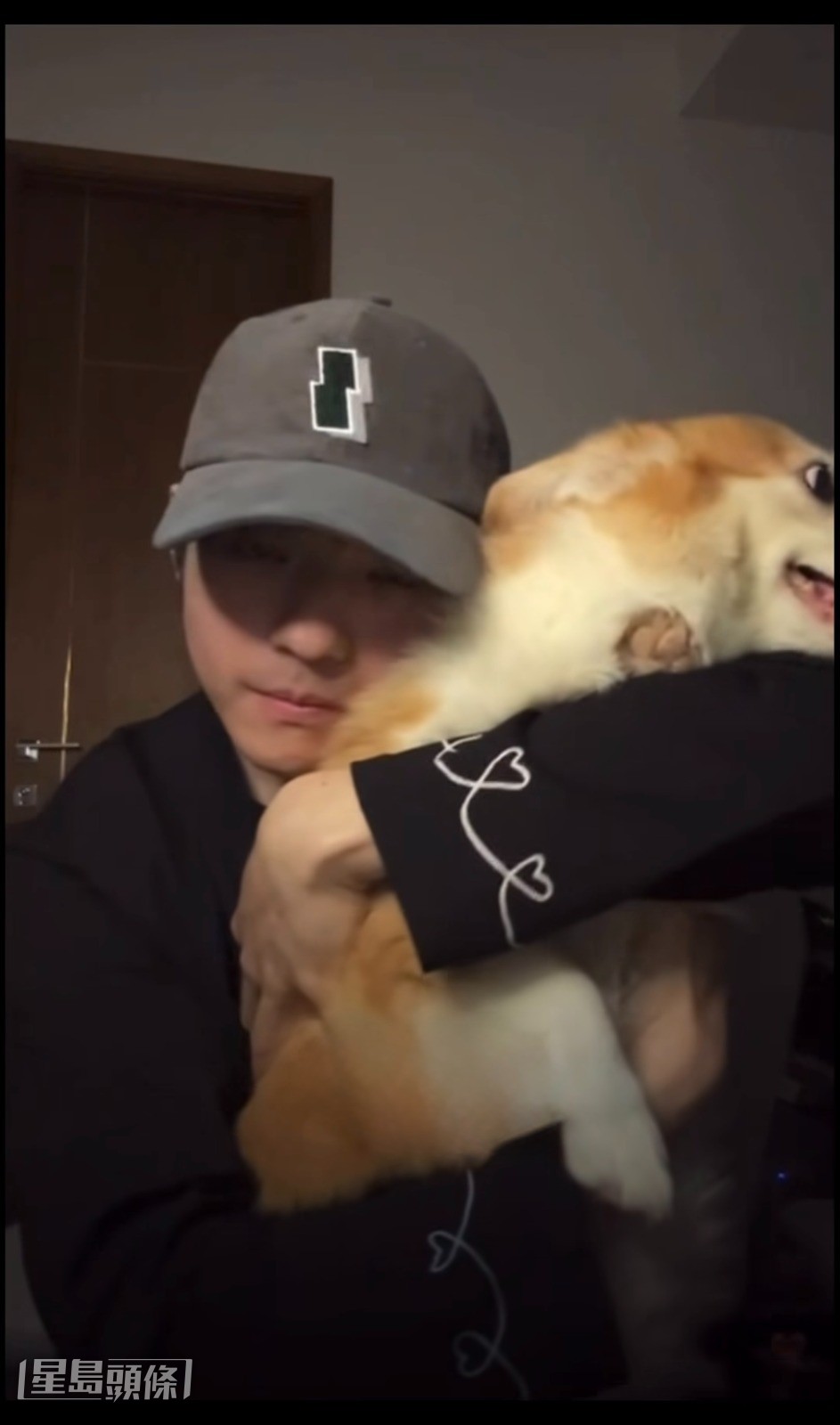 Ian抱起愛犬時神情溫柔,展現出「慈父」的一面。