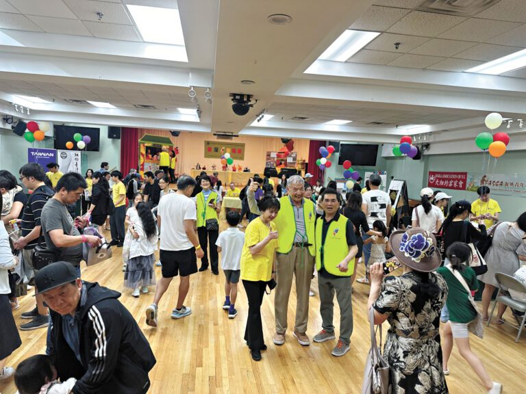台灣會館人潮如織。