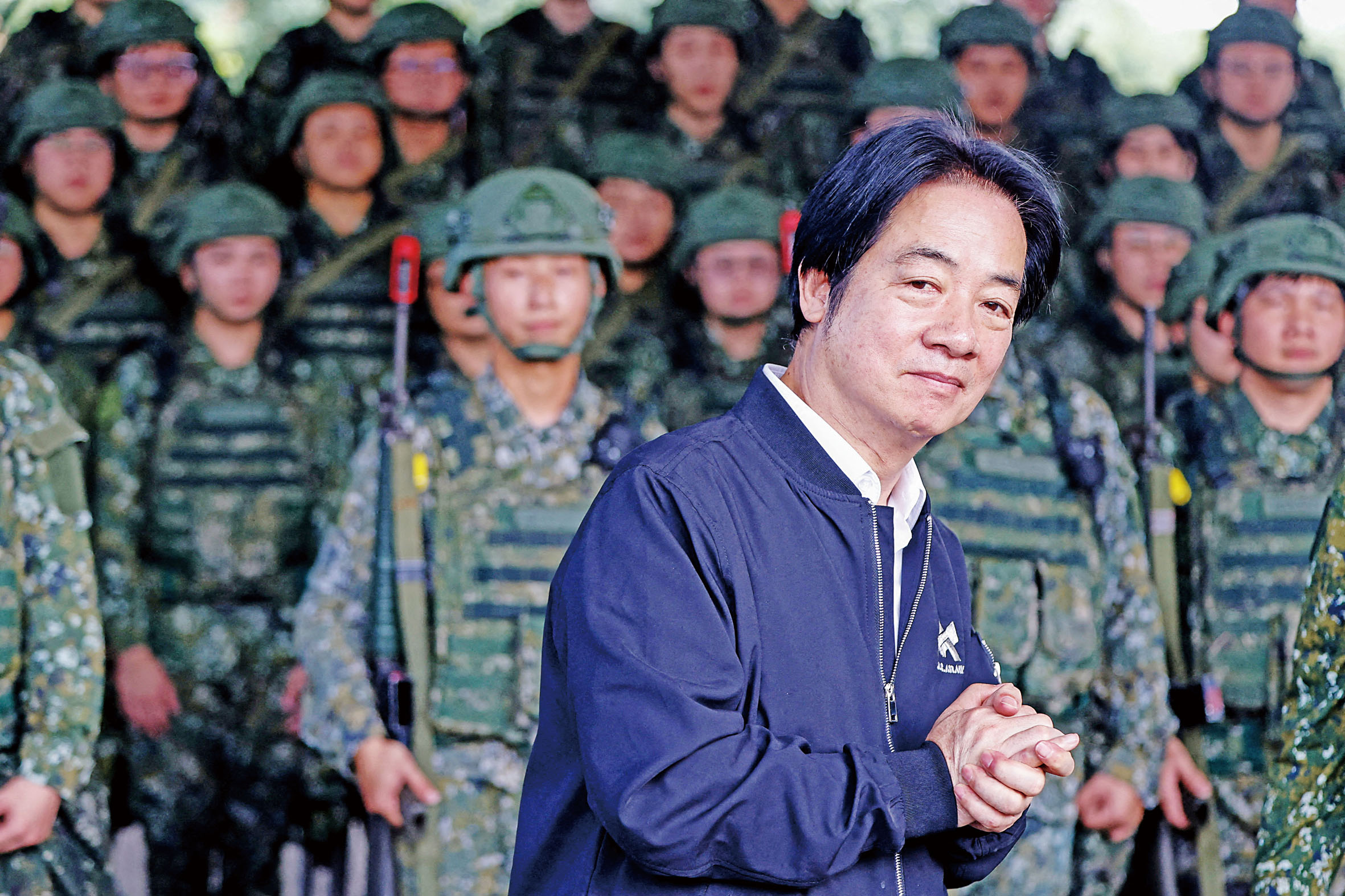 賴清德此前在宜蘭視察預備役人員操作無人機,他準備在2026年至2033年間砸下1.25萬億軍費預算,建立防空系統。