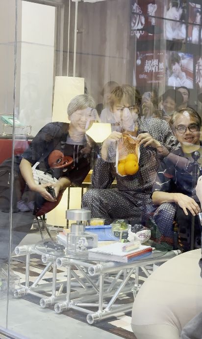 玻璃櫃外出現兩位重量級神秘訪客——193的爸爸和媽媽。