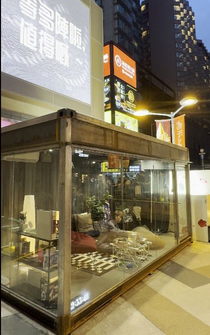 這個戶外玻璃櫃展覽的內容是什麼？