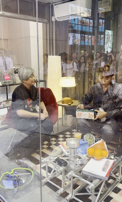 「3爸3媽」特意帶上了兒子最喜歡的水果前往探望。