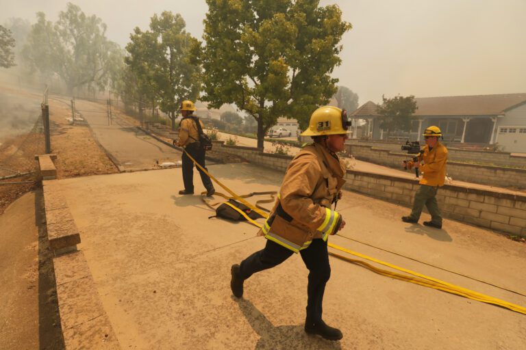 強風吹襲 南加西米谷山火燒入住宅區 至少1棟建築物焚毀 多地緊急撤離