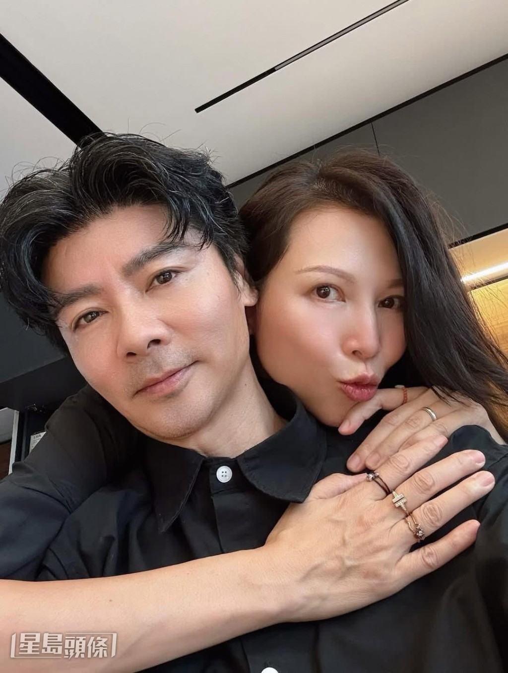 兩人特意撇下子女,外出享受專屬的二人世界來慶祝。