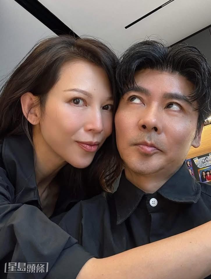 合照中,兩公婆以一身黑色裝扮示人,默契地穿上情侶打扮。