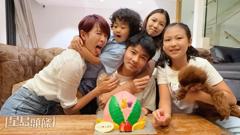 二人育有大女張楚兒、二女張信兒及細仔張樂兒,一家五口幸福美滿。