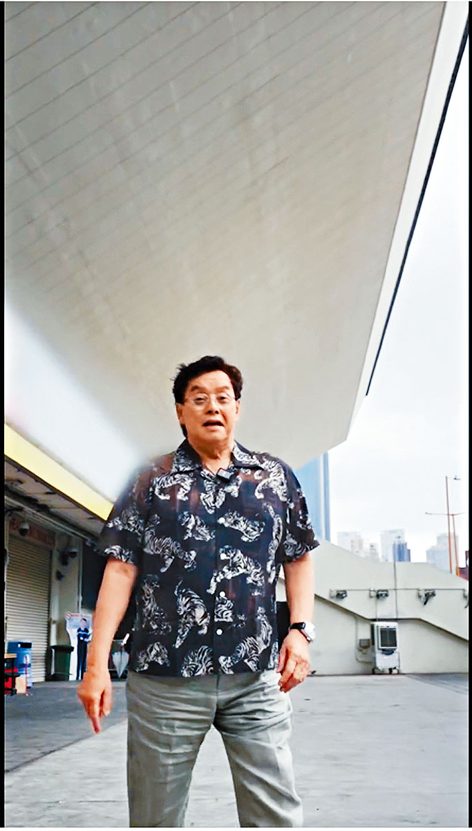 譚校長在紅館外拍片宣傳，指「今年會是我最刻骨銘心的一年」。