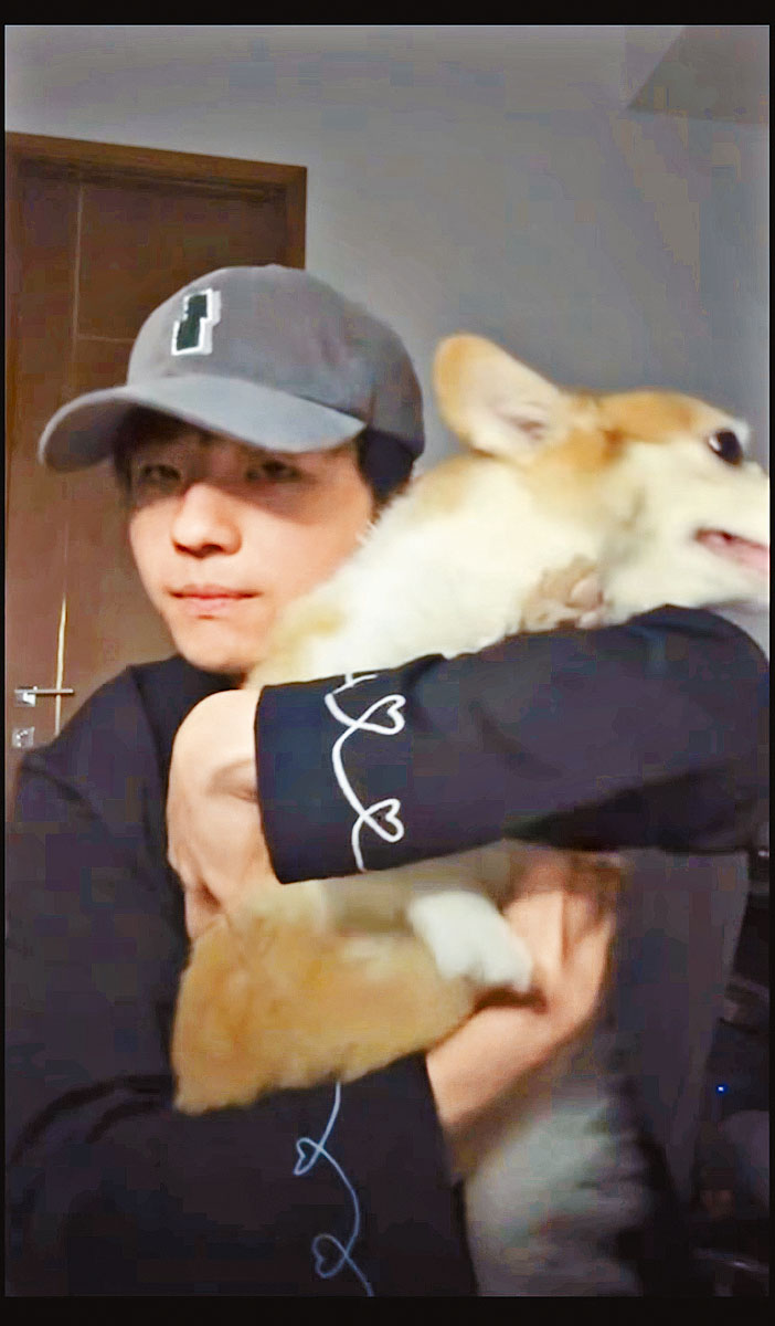 Ian與愛犬「雞脾」齊直播。